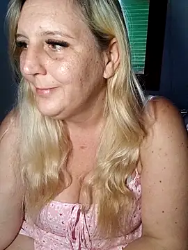BecciDeluxe online show from 05.04.26