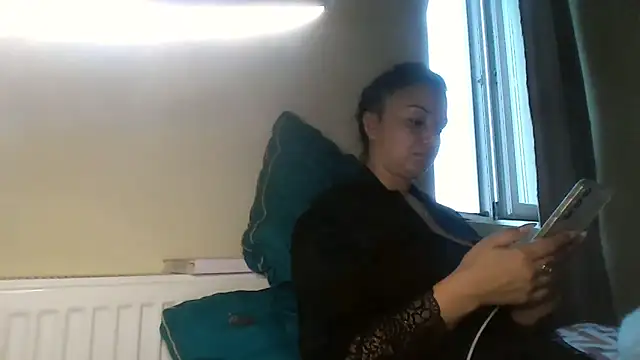 Snapshot of Linusya chatting on 09.09.25 Linusya online show from 09.09.25