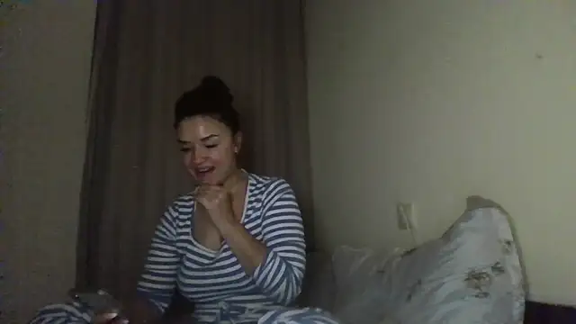 Snapshot of Linusya chatting on 11.15.25 Linusya online show from 11.15.25