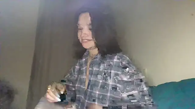 Snapshot of Linusya chatting on 12.03.25 Linusya online show from 12.03.25