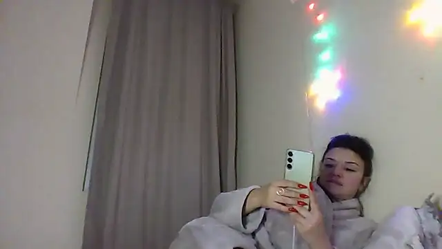 Snapshot of Linusya chatting on 12.14.25 Linusya online show from 12.14.25