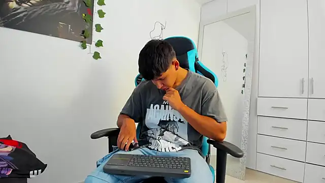 Snapshot of Bray_Kevin chatting on 12.14.24 Bray Kevin online show from 12.14.24