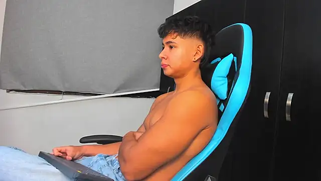 Snapshot of Bray_Kevin chatting on 10.22.25 Bray Kevin online show from 10.22.25