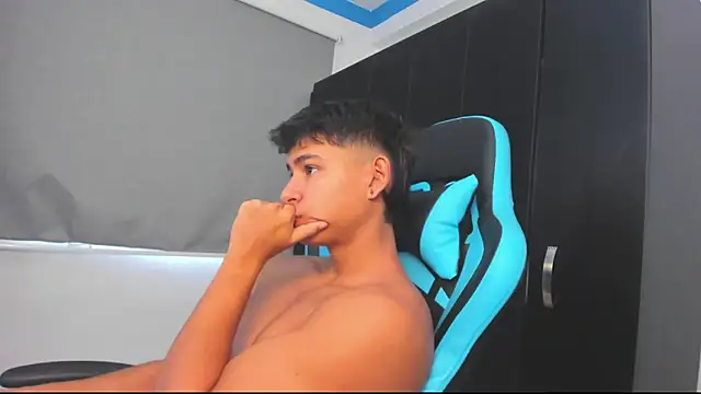 Snapshot of Bray_Kevin chatting on 10.27.25 Bray Kevin online show from 10.27.25