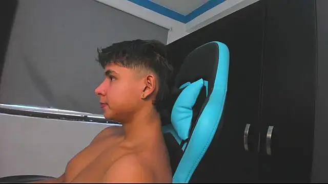 Snapshot of Bray_Kevin chatting on 10.28.25 Bray Kevin online show from 10.28.25