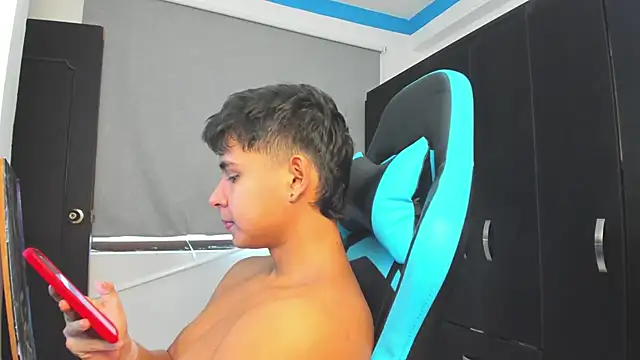 Snapshot of Bray_Kevin chatting on 11.05.25 Bray Kevin online show from 11.05.25