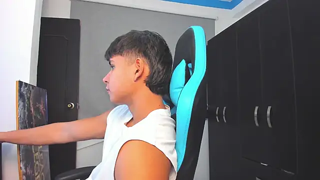 Snapshot of Bray_Kevin chatting on 11.08.25 Bray Kevin online show from 11.08.25