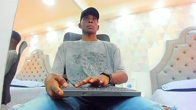 Snapshot of JacksonMuller_ chatting on 12.12.24 JacksonMuller online show from 12.12.24