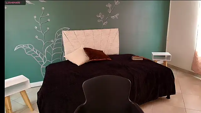 Snapshot of MariamCute_ chatting on 12.23.24 MariamCute online show from 12.23.24