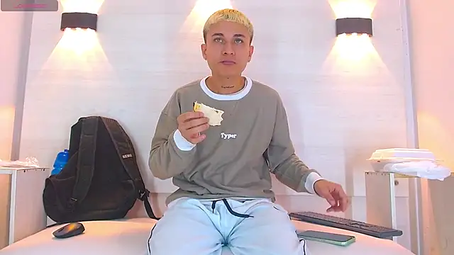 Snapshot of jeic_18 chatting on 10.10.25 jeic 18 online show from 10.10.25