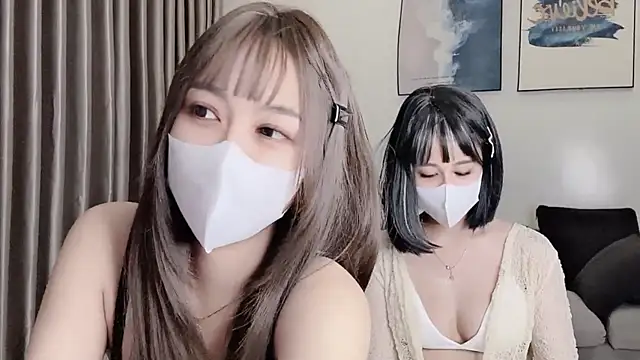 Snapshot of Mono-Stewardesss chatting on 10.05.25 Mono-Stewardesss online show from 10.05.25