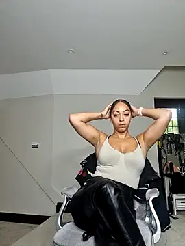 QueenTricks1 online show from 10.13.25