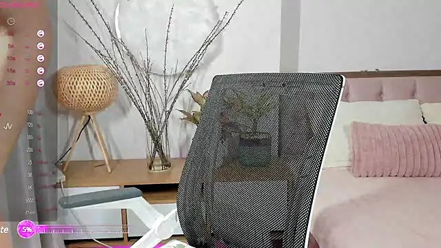 Snapshot of _Joliie_ chatting on 01.06.25 Joliie online show from 01.06.25