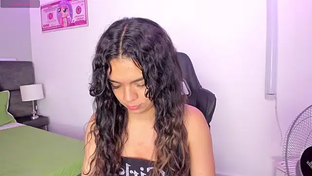 Snapshot of Megan_Miles02 chatting on 12.20.25 Megan Miles02 online show from 12.20.25