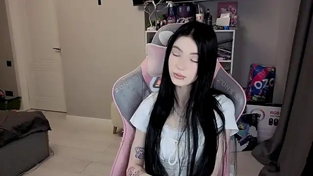 Snapshot of Aliceblush chatting on 02.23.26 Aliceblush online show from 02.23.26