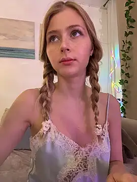 Snapshot of LunaRase chatting on 11.03.25 LunaRase online show from 11.03.25