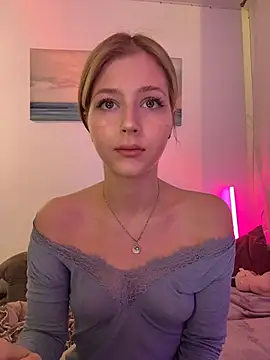 Snapshot of LunaRase chatting on 11.21.25 LunaRase online show from 11.21.25