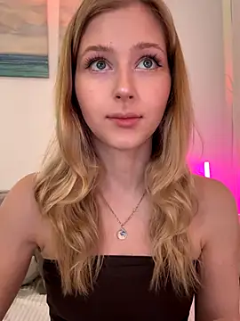 Snapshot of LunaRase chatting on 11.29.25 LunaRase online show from 11.29.25