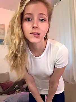 Snapshot of LunaRase chatting on 12.04.25 LunaRase online show from 12.04.25