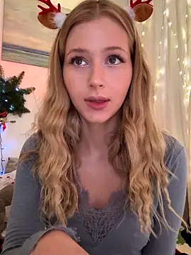 Snapshot of LunaRase chatting on 12.21.25 LunaRase online show from 12.21.25