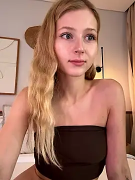 Snapshot of LunaRase chatting on 01.13.26 LunaRase online show from 01.13.26