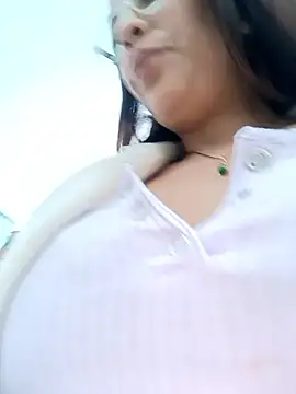 Snapshot of Lena-32 chatting on 03.21.26 Lena-32 online show from 03.21.26