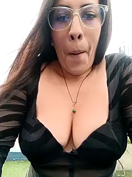 Snapshot of Lena-32 chatting on 03.27.26 Lena-32 online show from 03.27.26