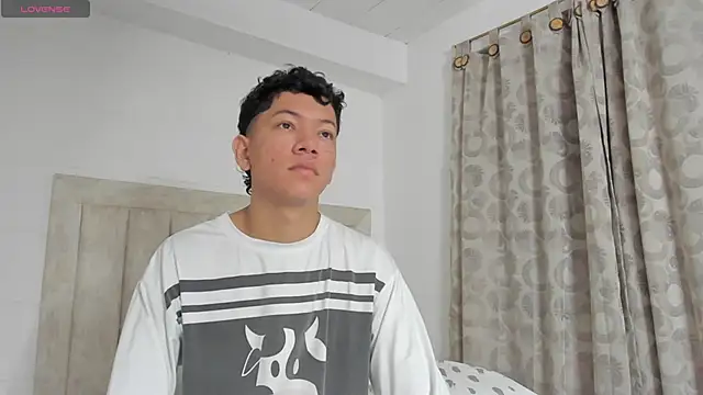 Snapshot of JulianRose_1 chatting on 12.28.24 JulianRose 1 online show from 12.28.24