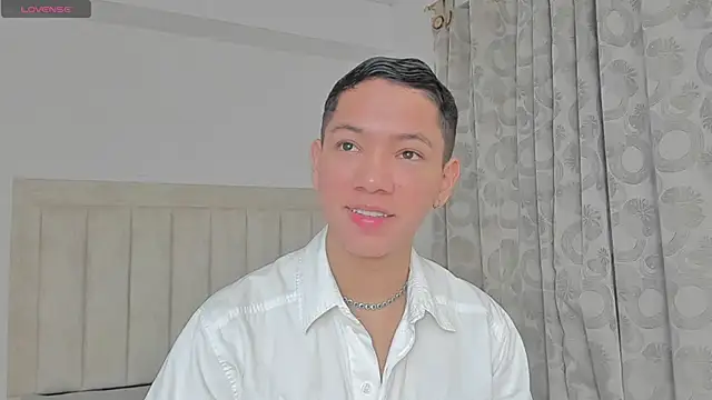 Snapshot of JulianRose_1 chatting on 02.14.25 JulianRose 1 online show from 02.14.25