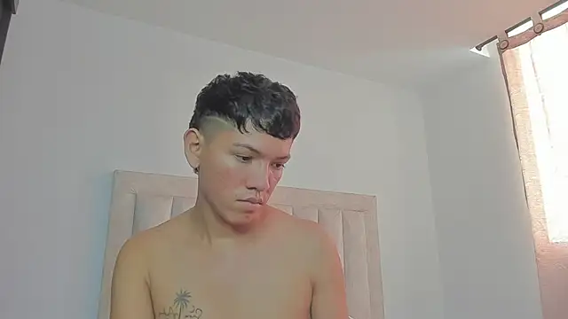 Snapshot of JulianRose_1 chatting on 02.23.25 JulianRose 1 online show from 02.23.25