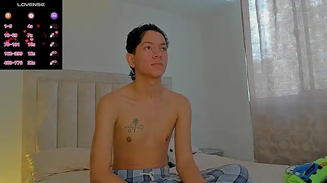 Snapshot of JulianRose_1 chatting on 10.02.25 JulianRose 1 online show from 10.02.25