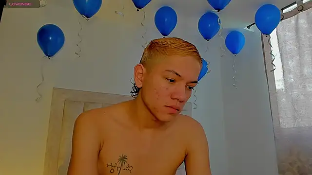Snapshot of JulianRose_1 chatting on 10.16.25 JulianRose 1 online show from 10.16.25