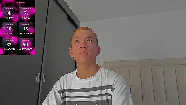 Snapshot of JulianRose_1 chatting on 10.29.25 JulianRose 1 online show from 10.29.25