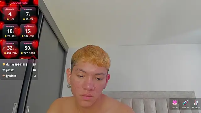 Snapshot of JulianRose_1 chatting on 11.11.25 JulianRose 1 online show from 11.11.25