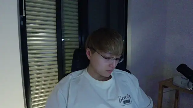 Snapshot of Tkcqcc chatting on 02.27.25 Tkcqcc online show from 02.27.25