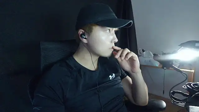 Snapshot of Tkcqcc chatting on 03.19.25 Tkcqcc online show from 03.19.25