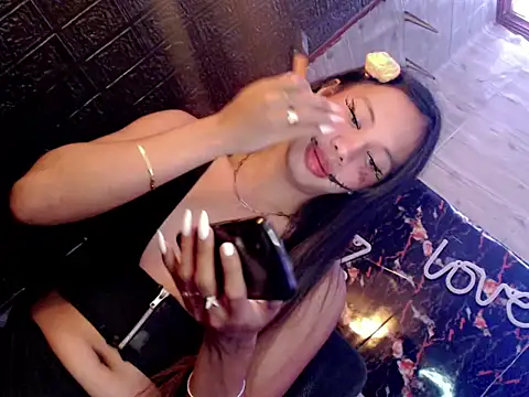 Snapshot of whiteladyboy chatting on 10.29.25 whiteladyboy online show from 10.29.25