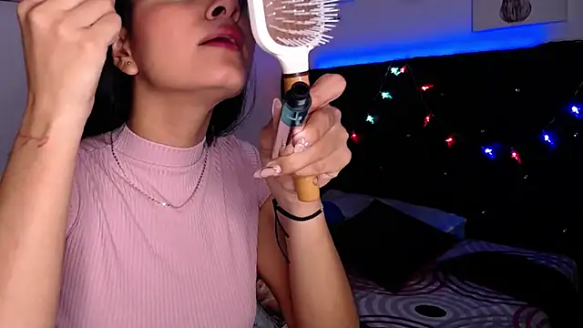 Snapshot of floweer_ chatting on 02.08.25 floweer online show from 02.08.25