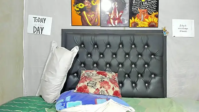 Snapshot of Darlyquenn11 chatting on 02.11.25 Darlyquenn11 online show from 02.11.25