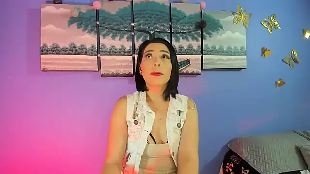 Snapshot of AdelleLennox_cg chatting on 02.05.25 AdelleLennox cg online show from 02.05.25