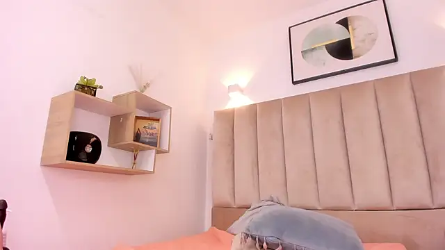 Anniie Queen online show from 12.13.24