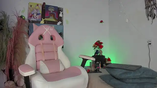 Snapshot of lovely_kitt chatting on 07.23.26 lovely kitt online show from 07.23.26