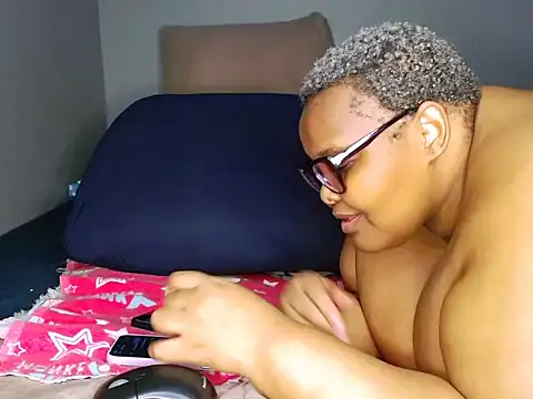 Snapshot of fatafricanqueen chatting on 04.11.26 fatafricanqueen online show from 04.11.26