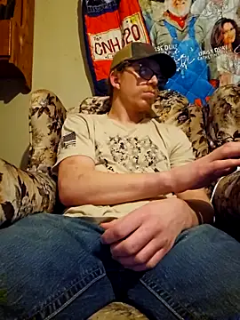 Snapshot of REDHAMMER_ chatting on 03.05.25 REDHAMMER online show from 03.05.25