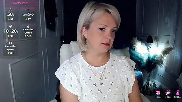 Snapshot of Juarnea chatting on 06.16.26 Juarnea online show from 06.16.26