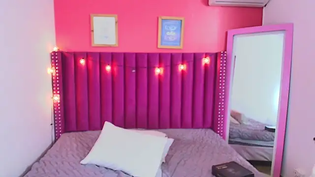 Snapshot of littleebonny chatting on 01.01.25 littleebonny online show from 01.01.25