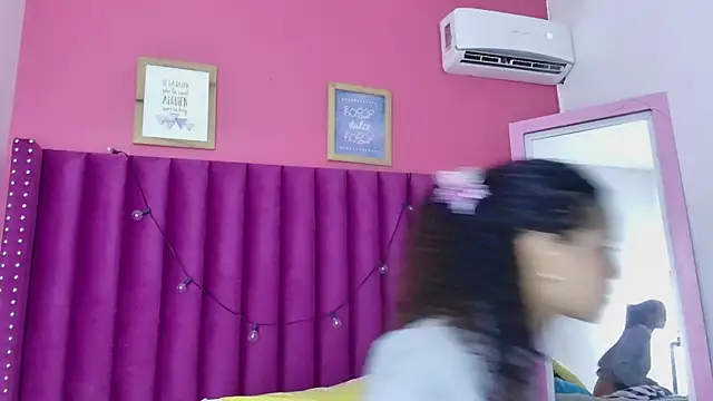 Snapshot of littleebonny chatting on 12.15.25 littleebonny online show from 12.15.25