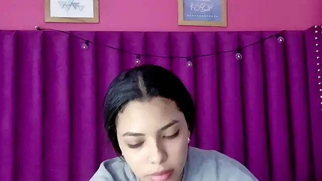 Snapshot of littleebonny chatting on 12.22.25 littleebonny online show from 12.22.25