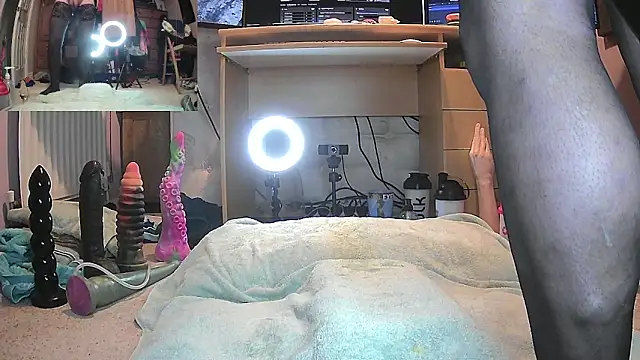 Snapshot of ClairTS chatting on 12.21.24 ClairTS online show from 12.21.24