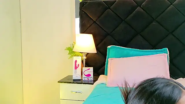 Snapshot of Holly_Brensonexx_ chatting on 11.22.25 Holly Brensonexx online show from 11.22.25